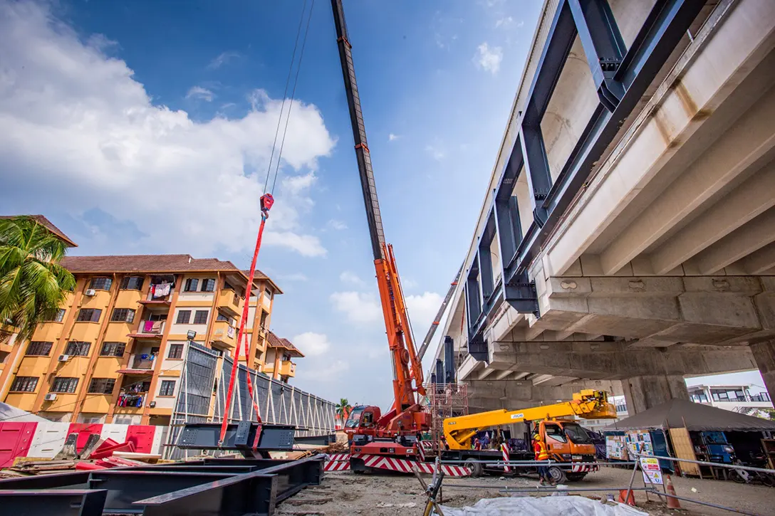 Lower truss installation works in progress at the Serdang Jaya MRT Station site.