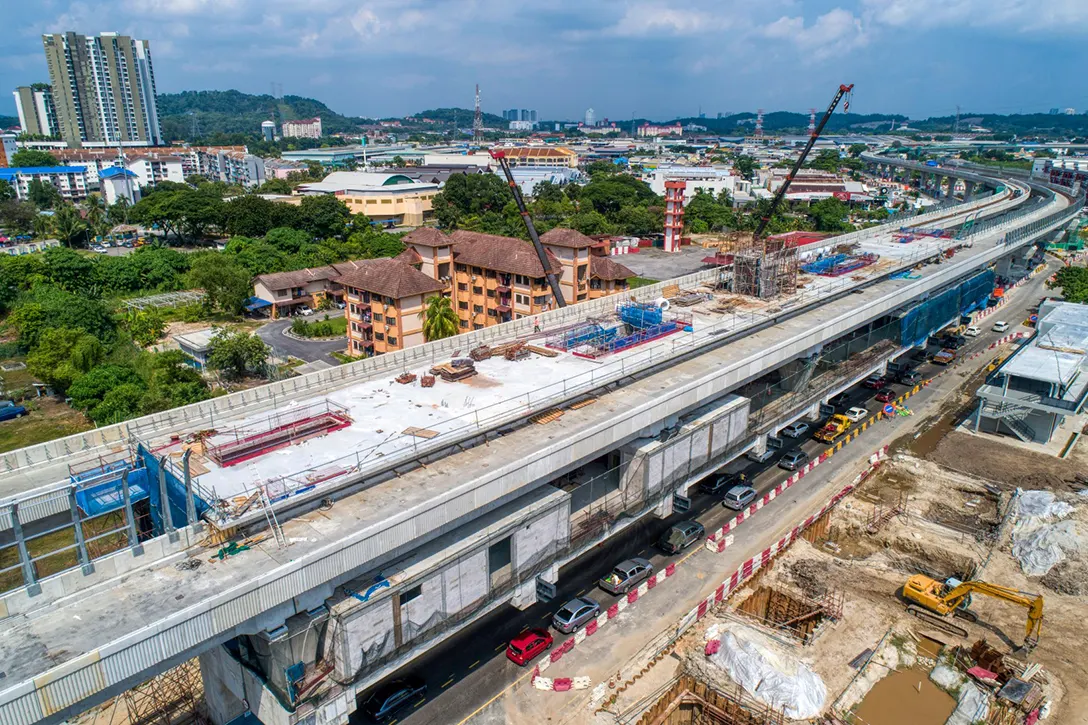 Aerial view of the Serdang Jaya MRT Station site showing the steelwork corbel and lower truss installation in progress.