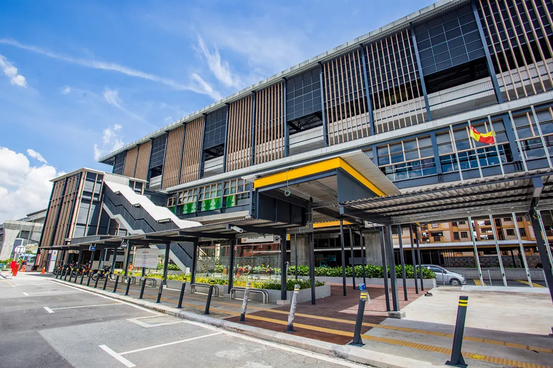 Installation of covered walkway at the Serdang Jaya MRT Station completed.