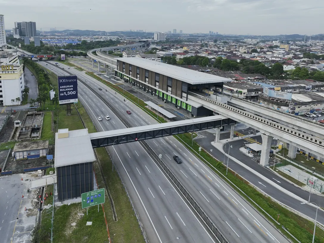 Pedestrian overhead bridge crossing KL-Seremban Highway towards the Serdang Raya Selatan MRT Station Entrance B works completed