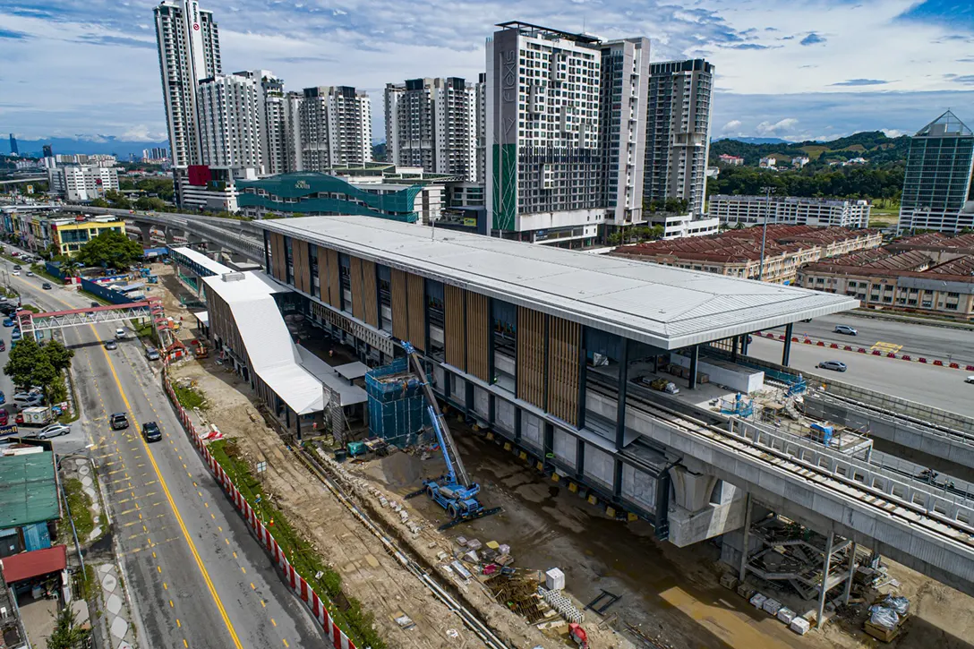 Aerial view of the Serdang Raya Utara MRT Station showing the steel structure installation works, architectural blockwork and plastering works in progress.