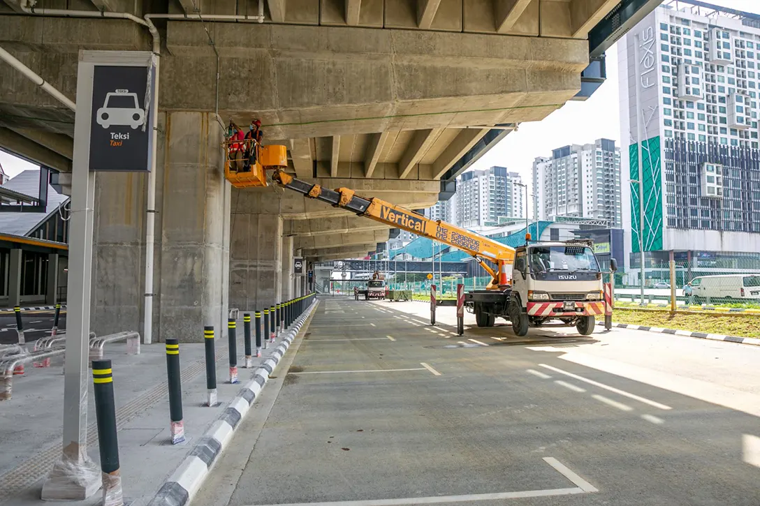 Final touch-up and rectification defect of works in progress at the Serdang Raya Utara MRT Station.