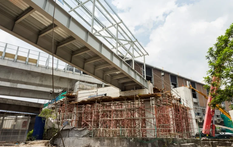 Installation of roof steel structure for link bridge and Entrance 1 in progress at the Sri Damansara Timur MRT Station site