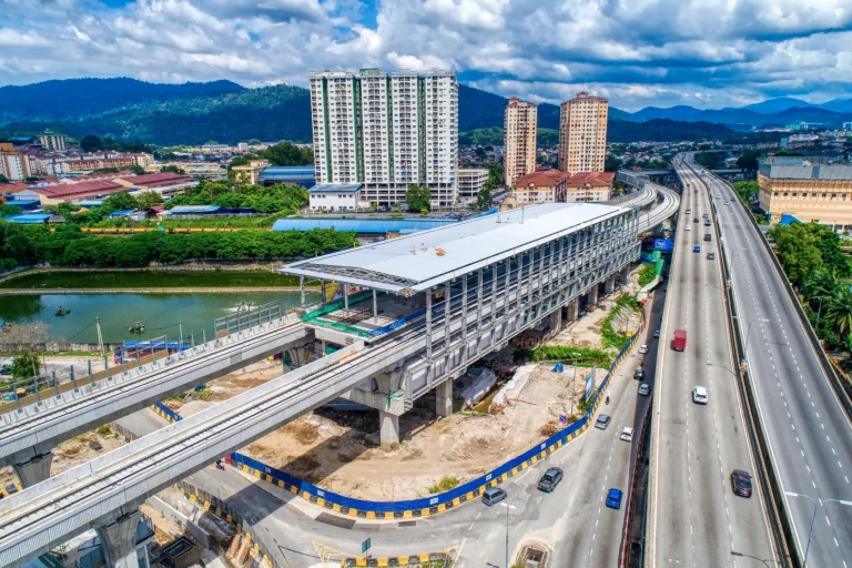 Installation of roof structure and covering are 75% completed. External works such as retaining wall, roadworks and drainage works are in progress at the Sri Damansara Timur MRT Station