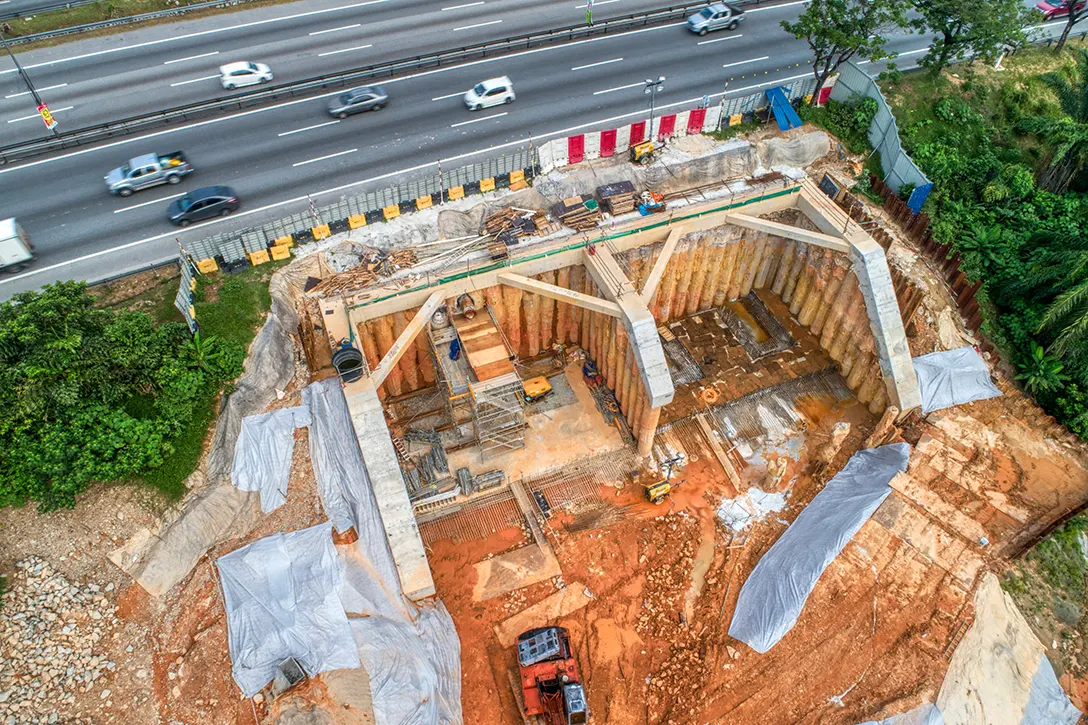 Ongoing preparation for micro tunnelling works at the underpass near the KL-Seremban Highway.