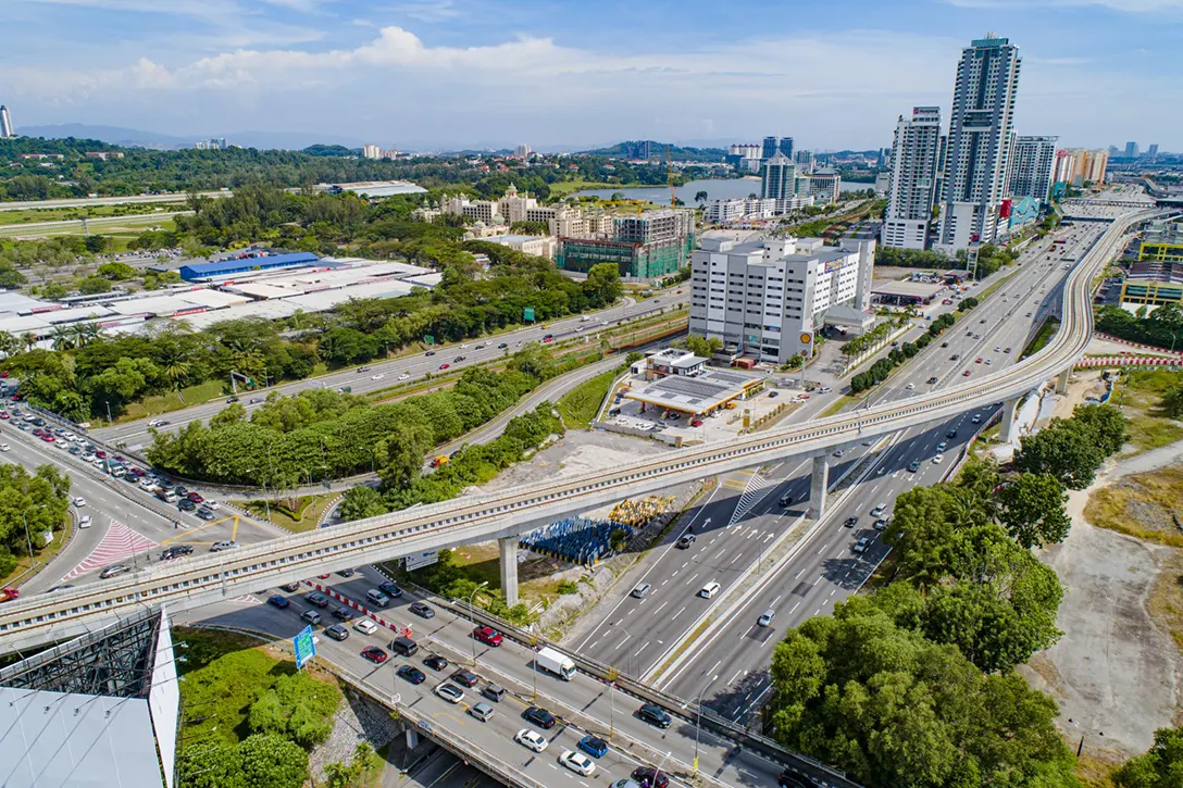 Aerial view of the alignment crossing KL-Seremban Highway showing the viaduct long span crossing C completed.