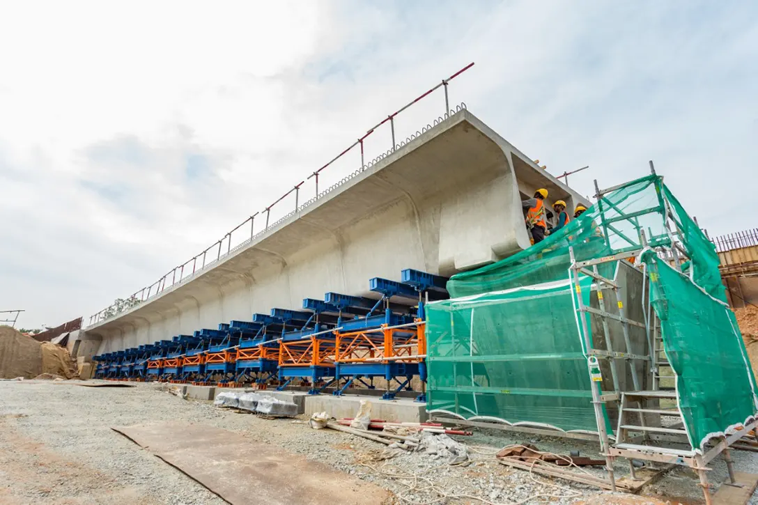 Segmental box girder launching using trestle system at the Taman Naga Emas MRT Station site.