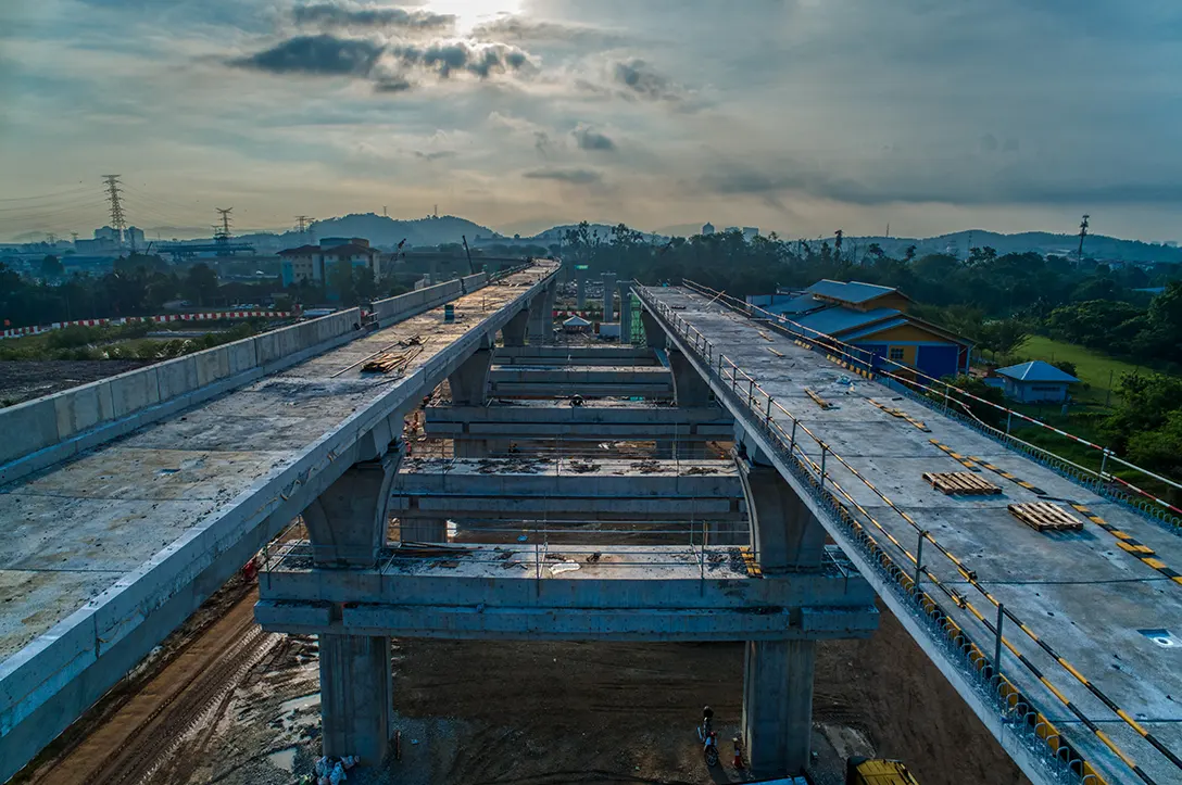 Aerial view of the T-beam launching and parapet installation at the UPM MRT Station site.