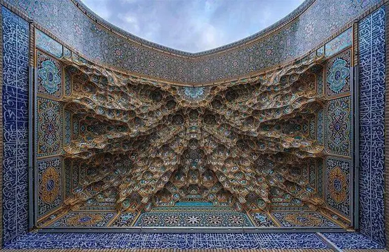伊朗法蒂玛玛苏梅神殿的伊万天花板