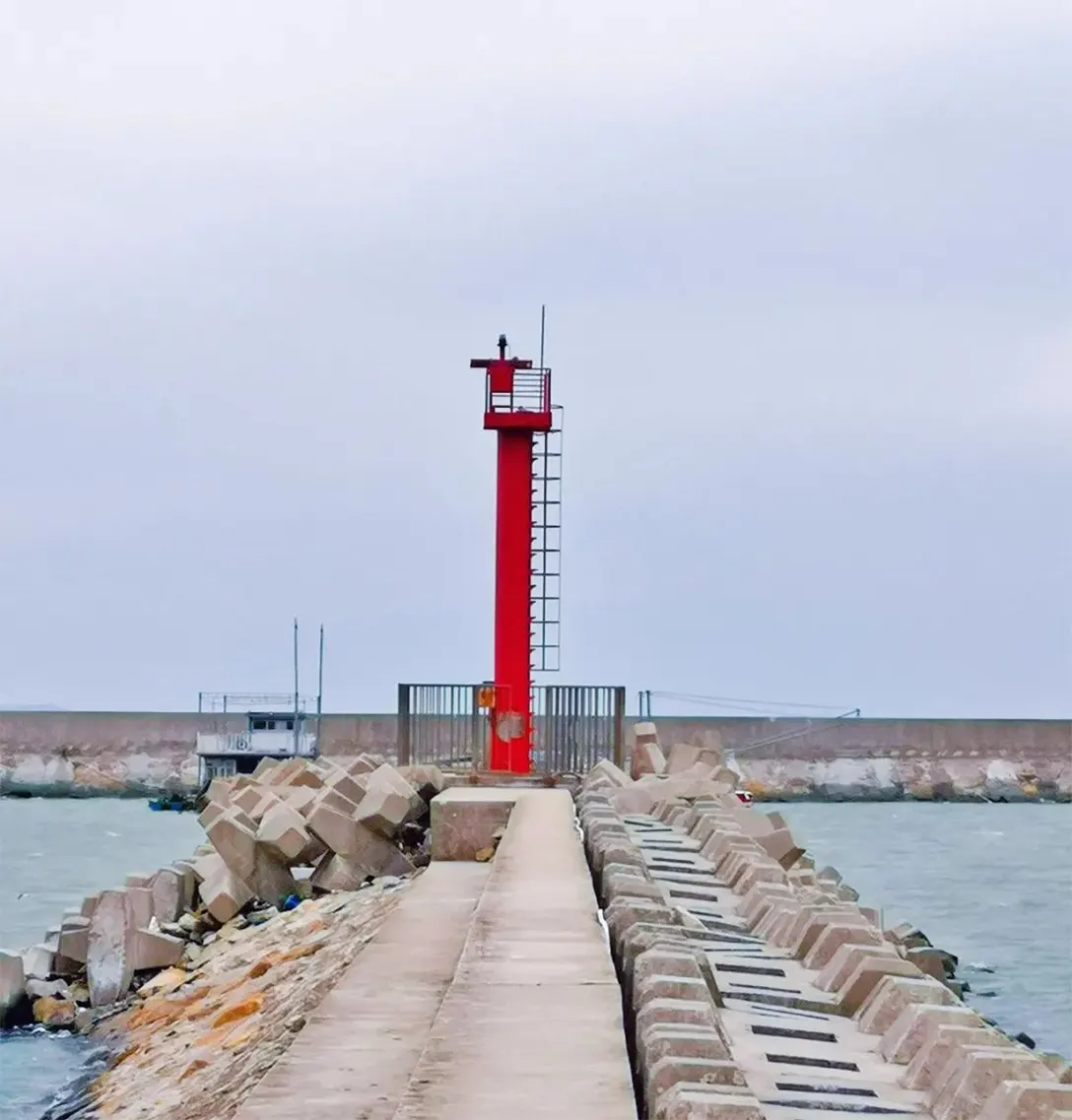 长长的沿海堤坝