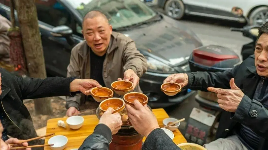 豪迈地喝早酒