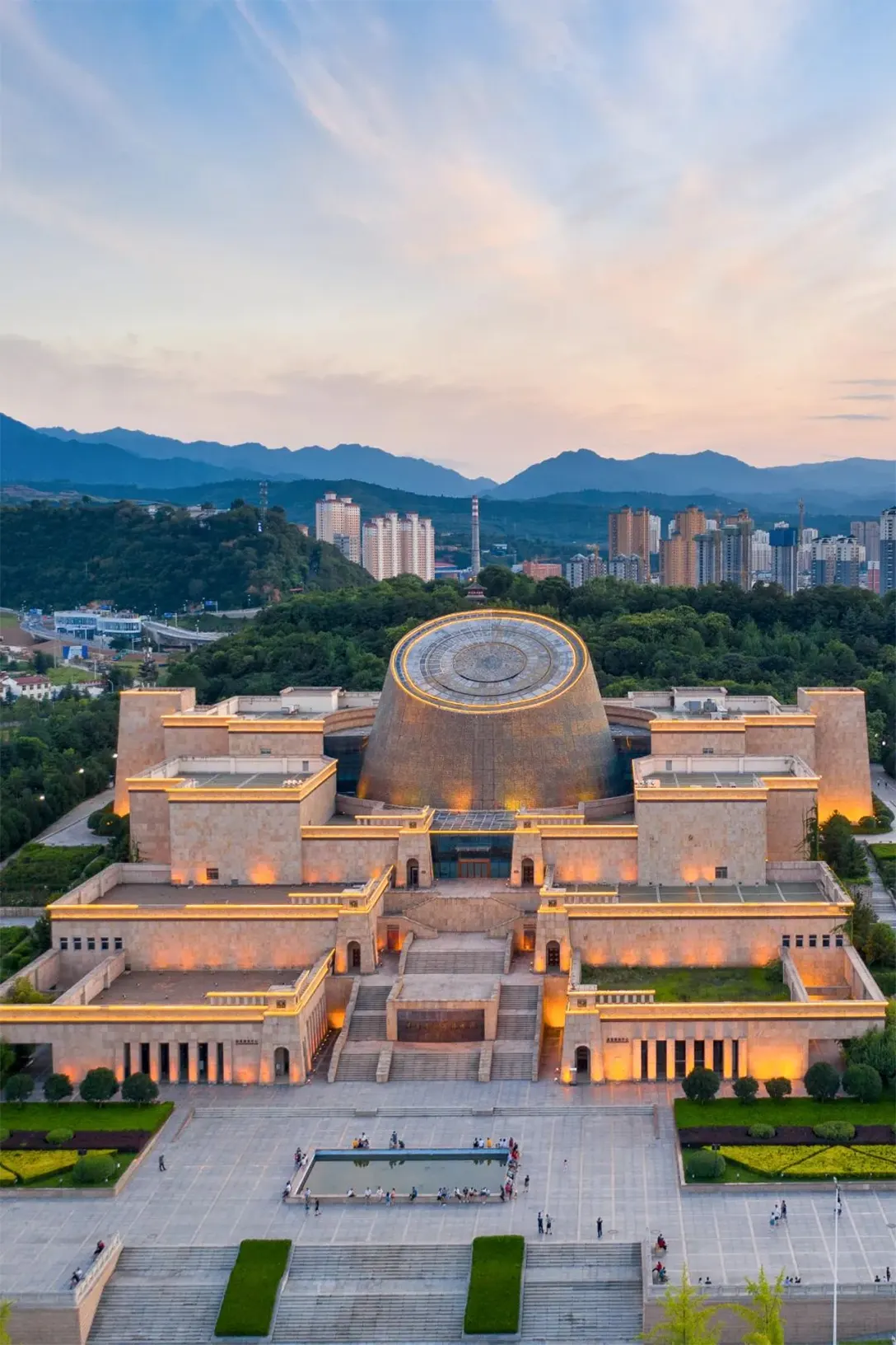 中华石鼓园内的宝鸡青铜器博物院，是全国最大的青铜器博物院