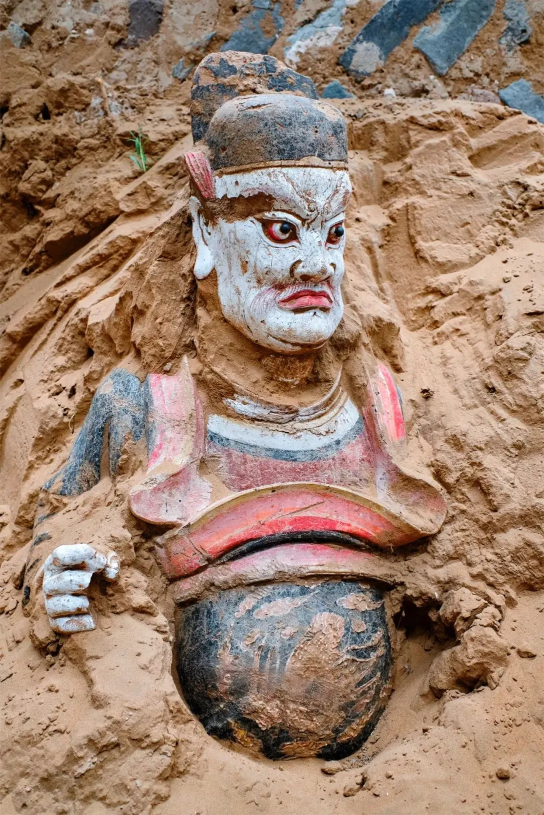 陕北出土的塑像，怒目圆睁