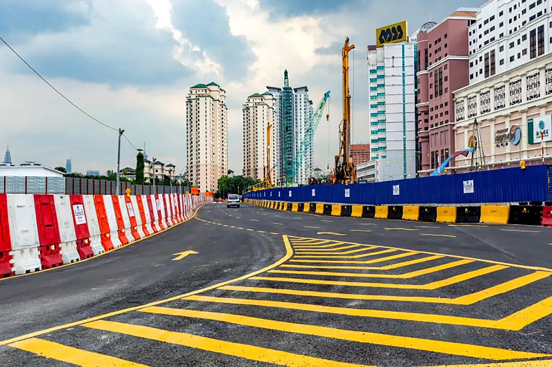 Road diversion along Jalan Ipoh (KL bound) opposite Mutiara Complex.