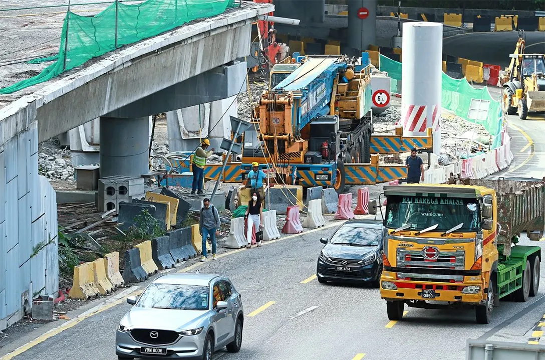 Commuters walking along the narrow and busy Jalan Johar from the Pusat Bandar Damansara MRT station. ― CHAN TAK KONG/The Star