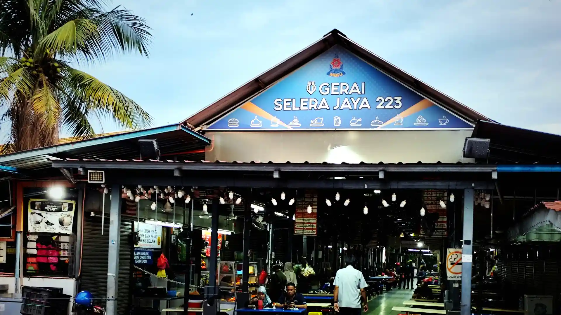 Nasi Lemak Panas Yati & Suri, Medan Selera Jaya 223 — The Great Red-vs-Blue Debate
