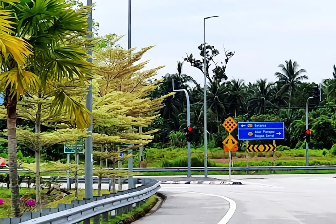 Road leading to the toll plaza