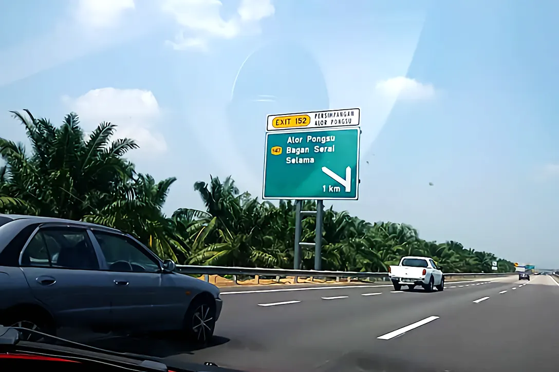 Road leading to the toll plaza