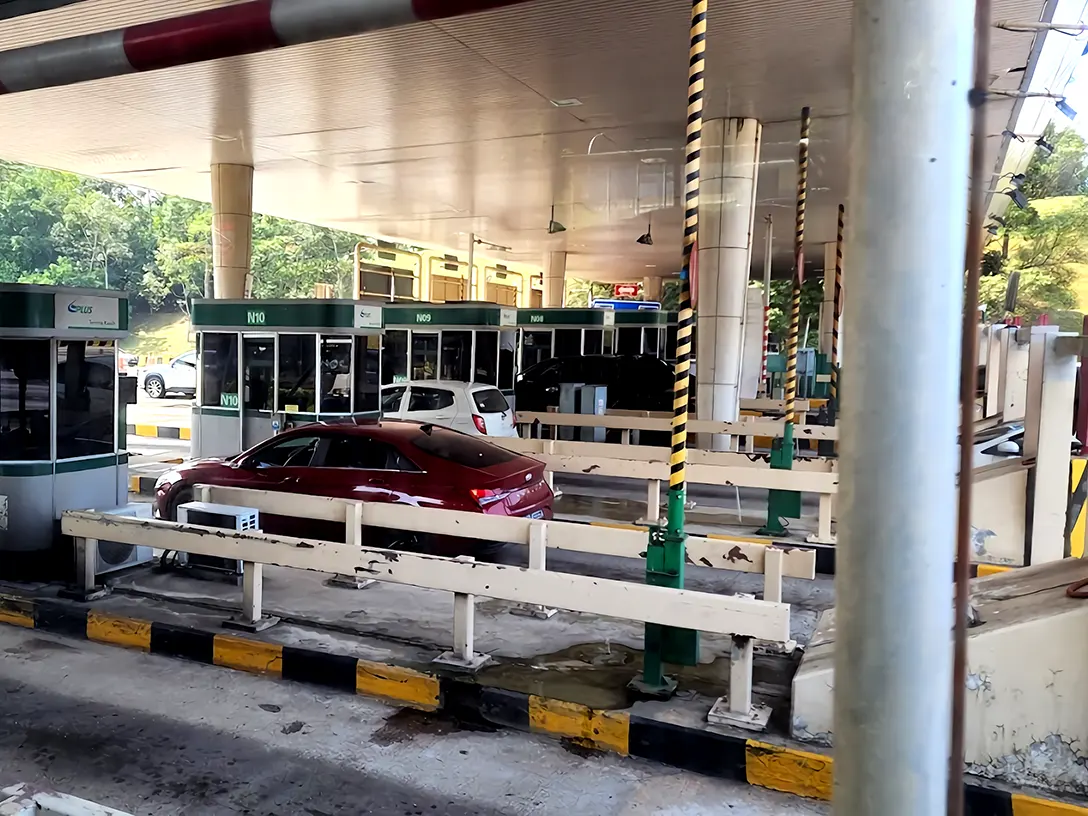 Lima Kedai Toll Plaza