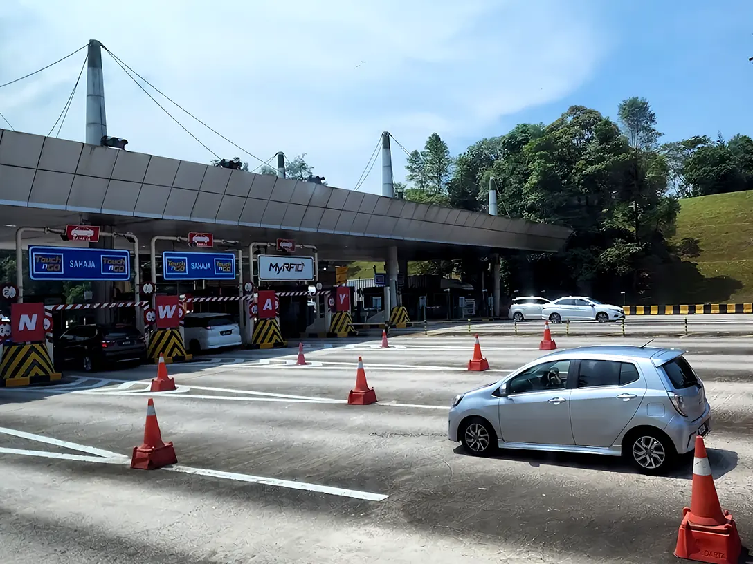 Lima Kedai Toll Plaza