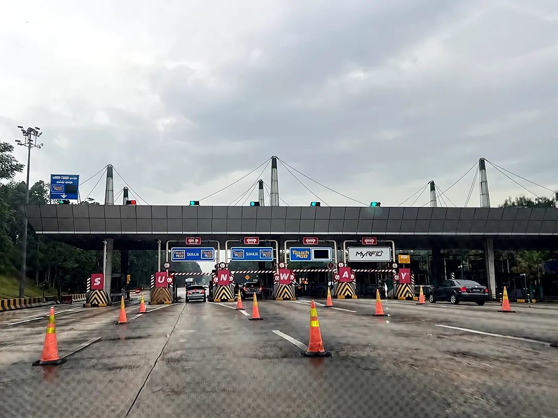 Lima Kedai Toll Plaza