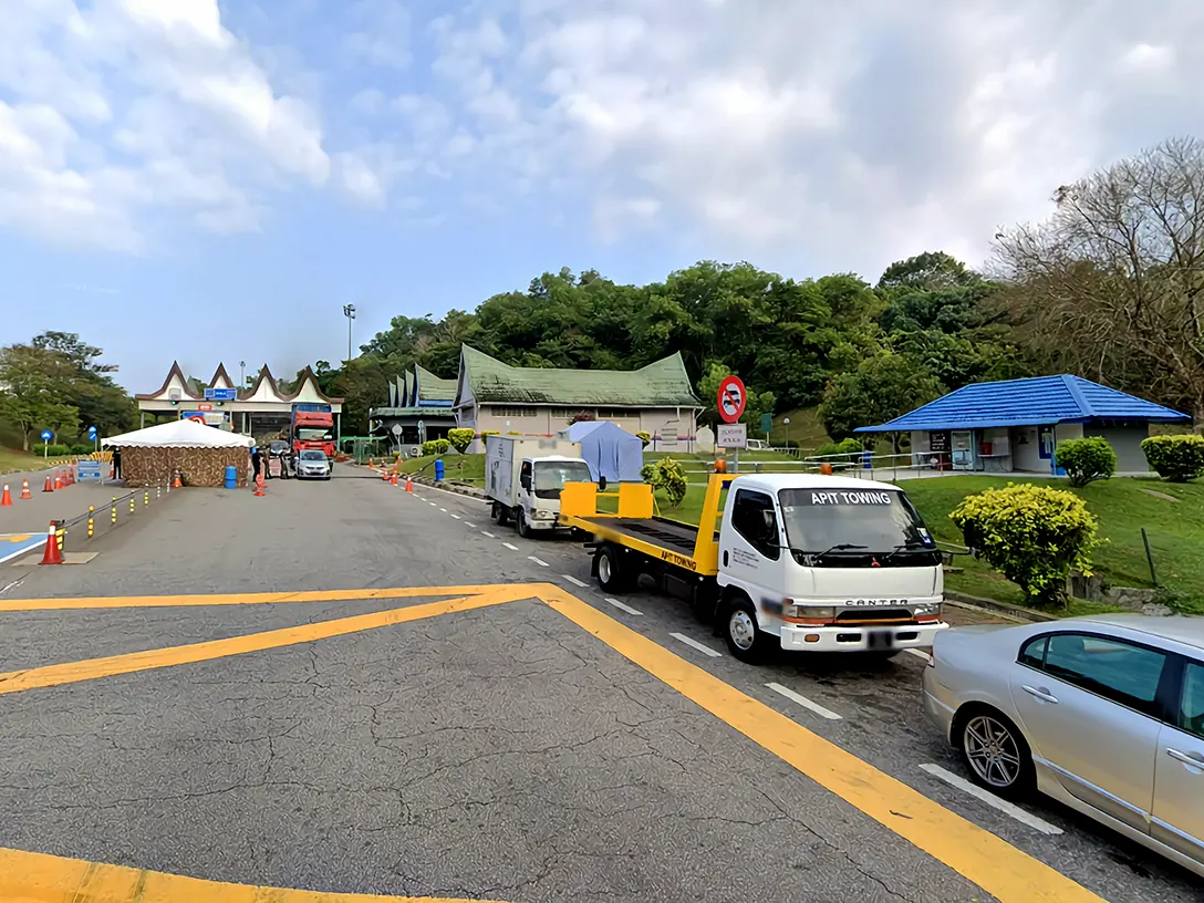 Pedas Linggi Toll Plaza